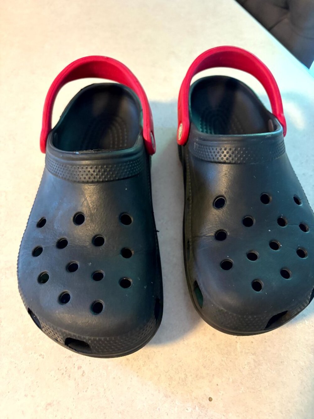 Crocs Unisex Adults Classic Black Comfort Slip-On Clogs M6 W8 Red Back Strap